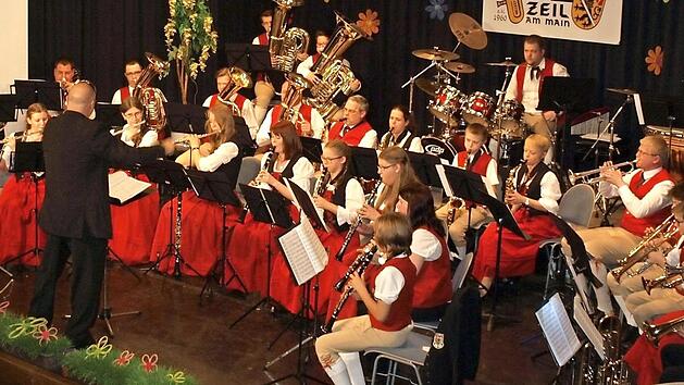 So langsam wird es eng auf der B&uuml;hne im Rudolf-Winkler-Haus. 29 Musiker spielten im Fr&uuml;hjahrskonzert der Stadtkapelle Zeil. Eine ausgezeichnete Jugendarbeit brachte neun junge Bl&auml;ser ins Hauptorchester.  Fotos: wo