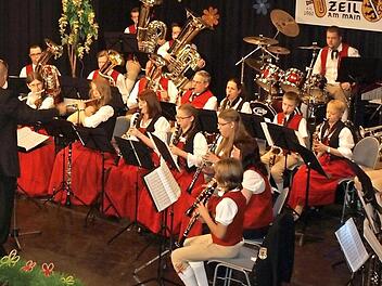 So langsam wird es eng auf der Bühne im Rudolf-Winkler-Haus. 29 Musiker spielten im Frühjahrskonzert der Stadtkapelle Zeil. Eine ausgezeichnete Jugendarbeit brachte neun junge Bläser ins Hauptorchester.  Fotos: wo