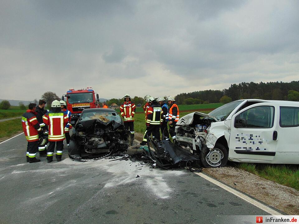 Frontalcrash im Landkreis Forchheim - mehrere Verletzte