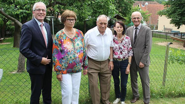 Bürgermeister Pfeiffer (links), Landrat Schneider und Lydia Steuer (rechter) gratuliertem dem Jubel-Eheepaar Otto. Foto: Ralf Kestel