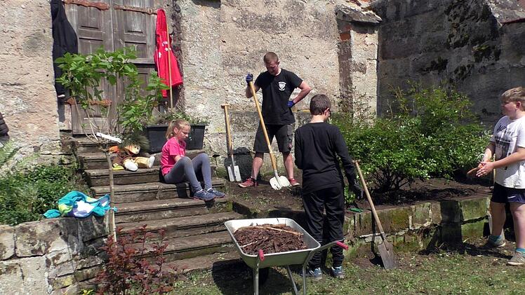 Die "Minis" Glosberg verschönerten den Pfarrgarten.H. Schülein
