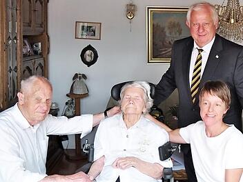 Das Jubelpaar Horn (von links) mit stellvertretendem Landrat Johann Pfister und Bürgermeisterin Sigrid Reinfelder Foto: privat
