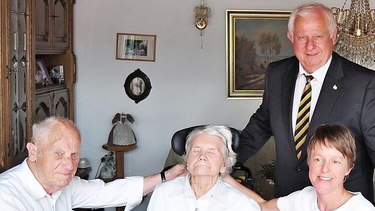 Das Jubelpaar Horn (von links) mit stellvertretendem Landrat Johann Pfister und Bürgermeisterin Sigrid Reinfelder Foto: privat