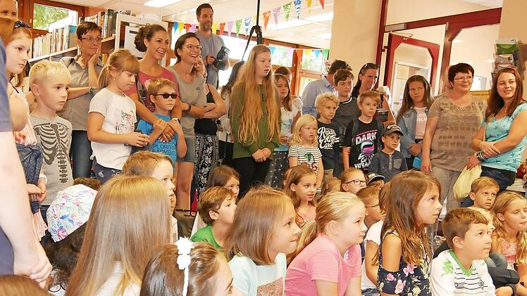 Gebannt schauen die Kinder dem Zauberer zu.  Fotos: Gabriele Vogel