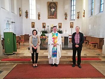 Christina Punzelt (links) wurde als neue Gottesdienstbeauftragte in Tschirn vorgestellt. Mit im Bild Pfarrer Detlef Pötzl (Mitte) Wolfgang Stark (Kirchenpfleger und Leiter von Wort- Gottes- Feiern) Foto: K.- H. Hofmann