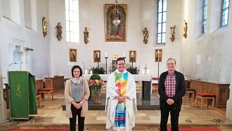 Christina Punzelt (links) wurde als neue Gottesdienstbeauftragte in Tschirn vorgestellt. Mit im Bild Pfarrer Detlef Pötzl (Mitte) Wolfgang Stark (Kirchenpfleger und Leiter von Wort- Gottes- Feiern) Foto: K.- H. Hofmann
