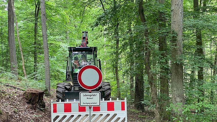 Die Warnhinweise am Promenadeweg sollten ernst genommen werden. Foto: Angelika Despang