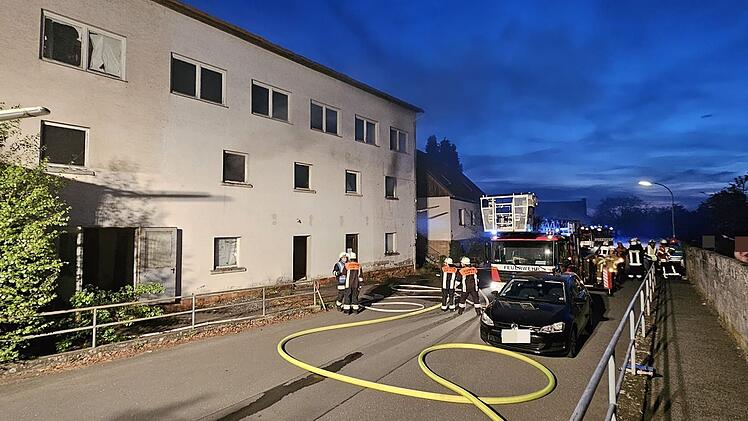 Mitwitz: Industriegebäude in Flammen - mehrere Feuerwehren im Einsatz