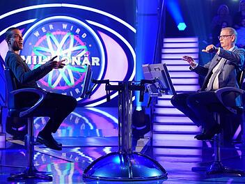 Kurioses Duett: Mit dem S&auml;nger und Gesangslehrer Dennis Maar intonierte G&uuml;nther Jauch die deutsche Nationalhymne. Anlass war die 8.000-Euro-Frage. F&uuml;r die &uuml;berraschende gemeinsame Gesangseinlage gab es viel Applaus.