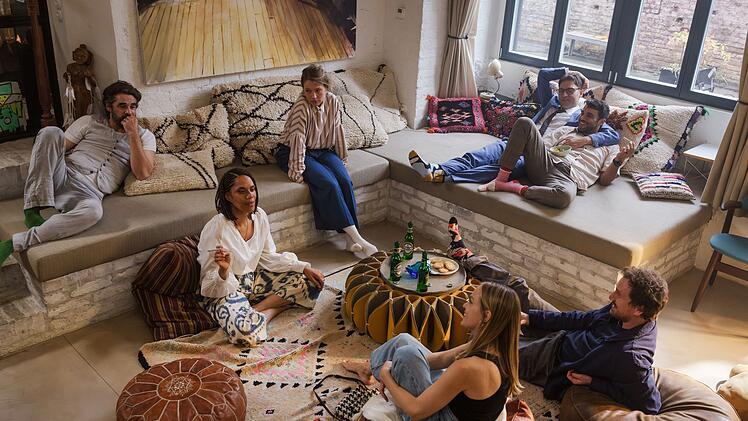 In der gro&szlig;z&uuml;gigen Wohnung von Noemi (Lara-Sophie Milagro, zweite von links) treffen sich Anton (Tobias Oertel, links), Patrizia (Anna Br&uuml;ggemann, dritte von links), Darius (Timur Isik, vierter von rechts), S&ouml;ren (Luka Dimić, dritter von rechts), Jule (Friederike Kempter) und Georg Sommer (Jan Krauter) zu Krisengespr&auml;chen. Eines davon endet mit einer Runde Joints f&uuml;r alle.