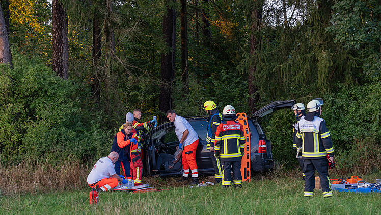 Unfall bei Steinfeld: Verletzter Fahrer muss aus Auto geborgen werden