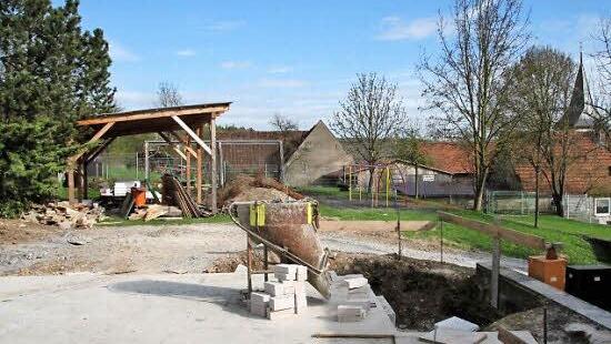 Die Bodenplatte für den Kindergartenanbau ist gemacht. Hier wird Platz für eine Kleinkinderbetreuung geschaffen.