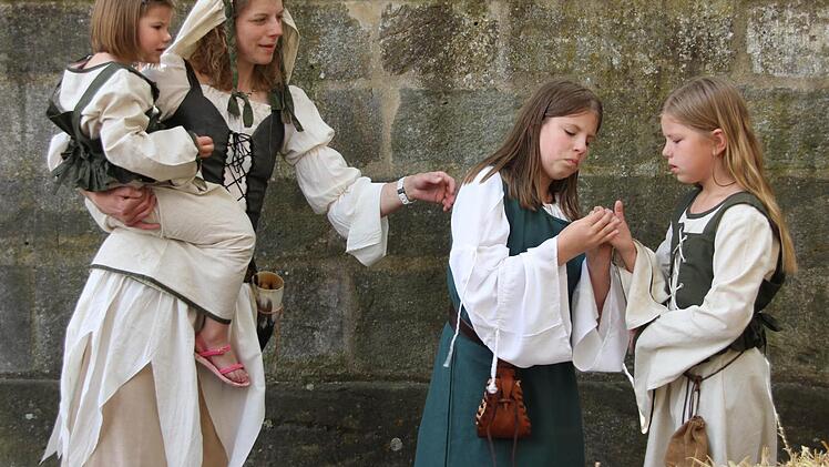Stadträtin Marion Müller hat auch ihre Töchter mittelalter gewandet.