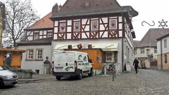 Der Marktplatz heute: Dezembertristesse bei schmuddeligem Herbstwetter.  Foto: Michael Busch