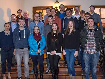 Mit vollem Elan will sich die neue JU-Vorsitzende Hannah Lang (erste Reihe,dritte von rechts) in ihre Arbeit stürzen. Unterstützung erhält sie von der gesamten Mannschaft. Foto: Katharina Becht