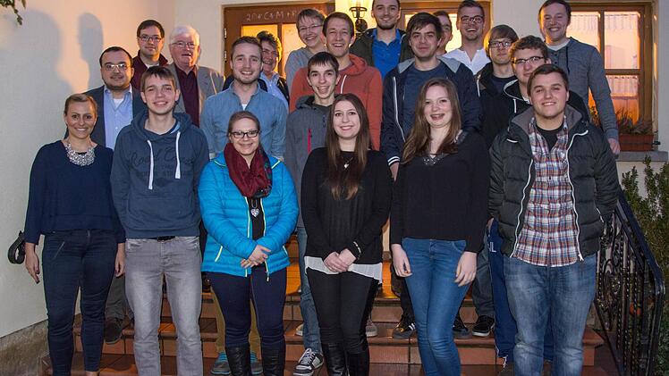 Mit vollem Elan will sich die neue JU-Vorsitzende Hannah Lang (erste Reihe,dritte von rechts) in ihre Arbeit stürzen. Unterstützung erhält sie von der gesamten Mannschaft. Foto: Katharina Becht