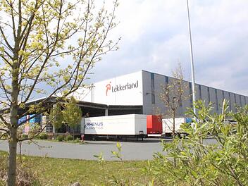 Das Lekkerland-Logistikzentrum in Höchstadt zählt rund einhundert Beschäftigte.  Foto: Andreas Dorsch