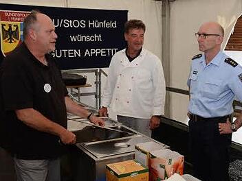 Polizeidirektor Dieter Hader (rechts), verantwortlich für den Bereich Logistik beim G7-Gipfel, im Gespräch mit Mitarbeitern an einem Versorgungspunkt. Foto: Bundespolizei
