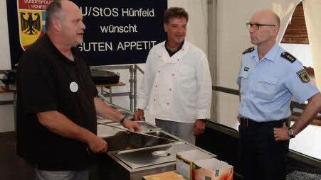 Polizeidirektor Dieter Hader (rechts), verantwortlich für den Bereich Logistik beim G7-Gipfel, im Gespräch mit Mitarbeitern an einem Versorgungspunkt. Foto: Bundespolizei