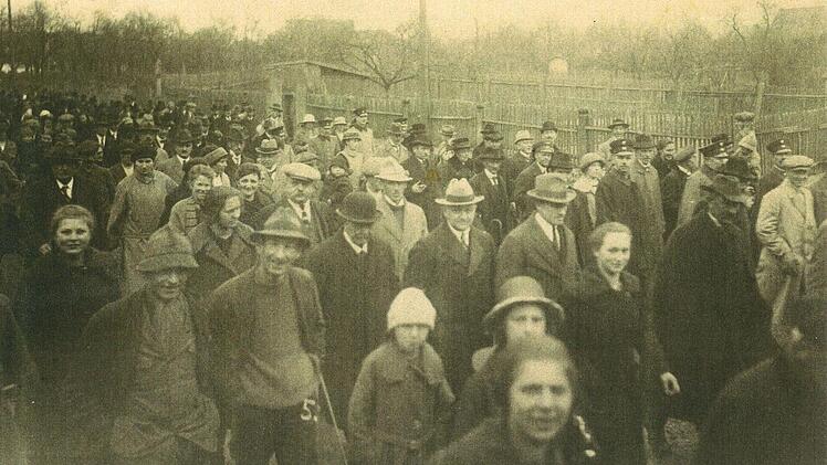 Nach der Einweihungsfahrt der Bahnstrecke Hammelburg - Bad Kissingen am 25. April 1924: Ankunft im Hammelburger Bahnhof. Danach folgte der Festzug zum Marktplatz mit Begrüßung und Einkehr.  Foto: Privatarchiv Josef Kirchner/ Erich Hutzelmann
