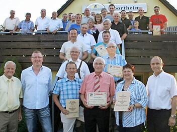 Vielen Mitgliedern dankte der 65 Jahre junge FC Hohenberg für langjährige Treue. Unser Bild zeigt (vorne von links) Bezirks-Ehrenamts-Referent Siegfried Tabbert, Vorsitzenden Thomas Querfeld, Manfred Ott, Michael Haas, Silke Burger und Bürgermeister Franz Uome im Kreise aller Geehrten.  Fotos: Klaus-Peter Wulf