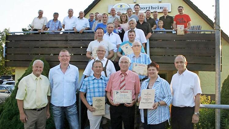 Vielen Mitgliedern dankte der 65 Jahre junge FC Hohenberg für langjährige Treue. Unser Bild zeigt (vorne von links) Bezirks-Ehrenamts-Referent Siegfried Tabbert, Vorsitzenden Thomas Querfeld, Manfred Ott, Michael Haas, Silke Burger und Bürgermeister Franz Uome im Kreise aller Geehrten.  Fotos: Klaus-Peter Wulf