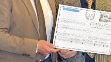 Wolfgang Dietrich (l.) überreicht eine Spende in Höhe von 750 Euro der Ortsvereine an den Vorsitzenden des Kapellenbauvereins, Willi Bischoff. Foto: K.-H. Hofmann