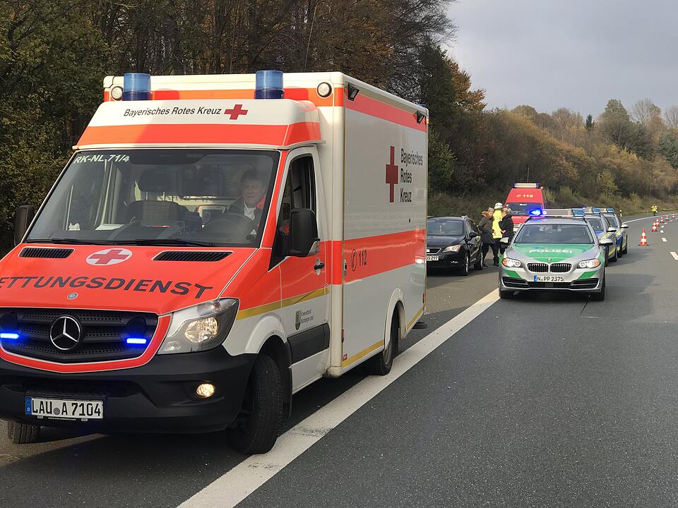 A6 bei Nürnberg: Transporter prallt in Baum - ein Toter