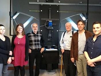 Im High-Tech-Bildgebungslabor der University of Rochester (von links): Doktorandin Kyle Huskin,  Doktorandin Helen Davies, Thomas Helfrich, Michael Wiegand, Associate Professor Gregory Heyworth, Doktorand Ales Zawacki. In der Mitte hinten ist die Multispektralkamera zu sehen.  Lisa Wright
