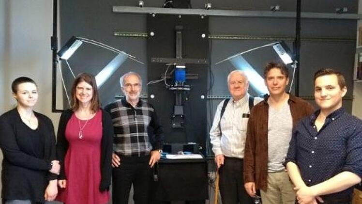 Im High-Tech-Bildgebungslabor der University of Rochester (von links): Doktorandin Kyle Huskin,  Doktorandin Helen Davies, Thomas Helfrich, Michael Wiegand, Associate Professor Gregory Heyworth, Doktorand Ales Zawacki. In der Mitte hinten ist die Multispektralkamera zu sehen.  Lisa Wright