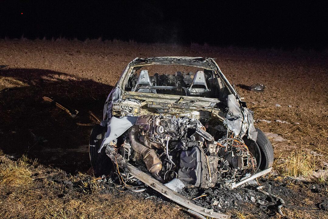 Tödlicher Unfall im Kreis Ansbach: Junge Autofahrerin prallt gegen Baum und stirbt - Auto geht in Flammen auf