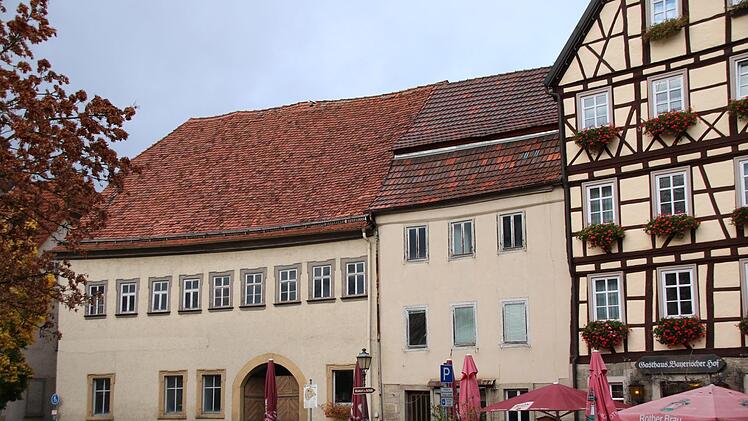 Die so genannte Schweiz (links) soll zusammen mit dem Lutz-Haus (Mitte) als Erweiterung des Bayerischen Hofes dienen. Baurechtlich ist alles in Ordnung, aber es hängt an der Förderung. Thomas Malz