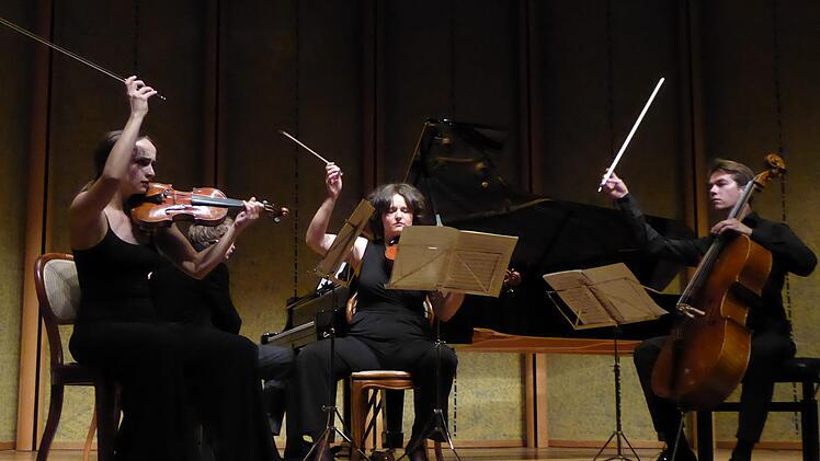 Christina Brabetz (Violine), Elizaveta Zolotova (Viola), Jakob Stepp (Violoncello) und Sergei Redkin (Klavier, verdeckt) spielten Klavierquartette von Mikhail Glinka und Johannes Brahms. Gerhild Ahnert