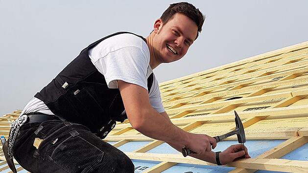 Er hat f&uuml;r sich f&uuml;r das Bauhandwerk entschieden:   Pierre M&uuml;hlfeld, der eine Zimmererlehrer bei der Firma Stenglein macht.