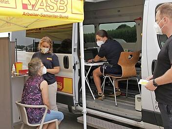 Mobiles Impfteam in Neuses: Sebastian Weiß, Leiter des Impfzentrums Forchheim vom Arbeiter-Samariter-Bund (ASB) (rechts), und Ärztin Eva Leithner.