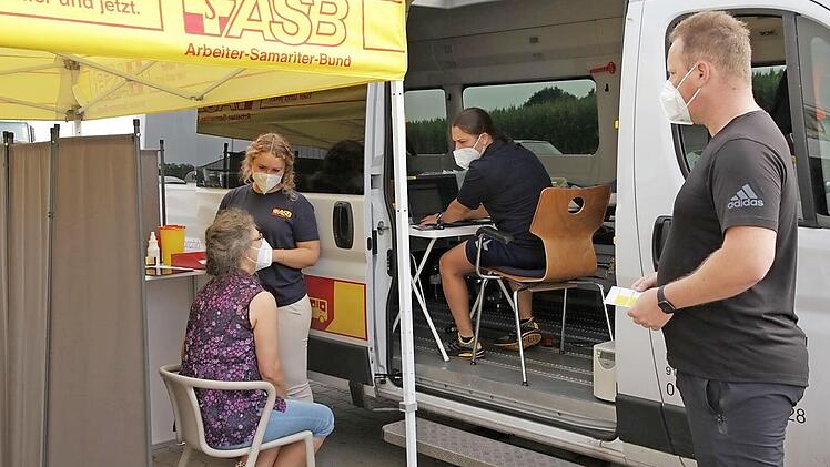 Mobiles Impfteam in Neuses: Sebastian Weiß, Leiter des Impfzentrums Forchheim vom Arbeiter-Samariter-Bund (ASB) (rechts), und Ärztin Eva Leithner.
