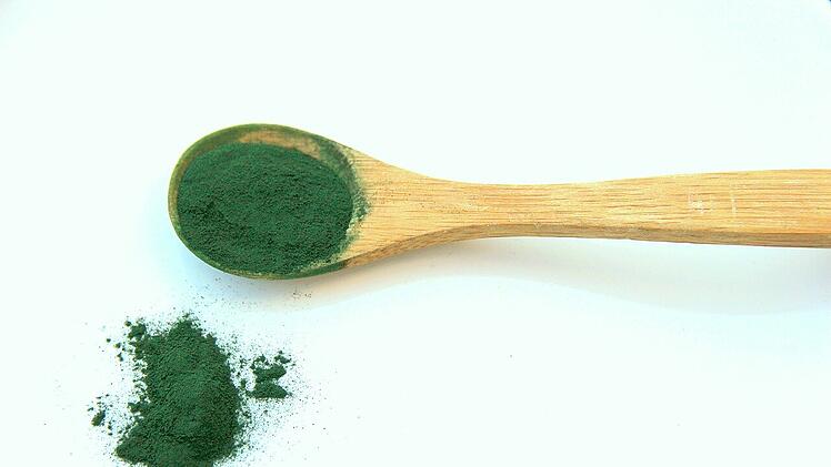 Spirulina-Pulver kann in diversen süßen und herzhaften Rezepten verwendet werden.