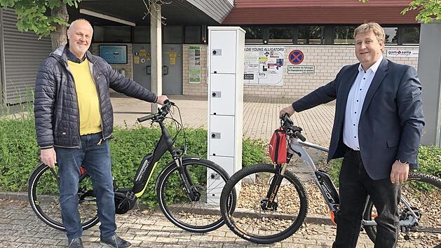 B&uuml;rgermeister Gerald Brehm drehte gleich mal eine Runde mit dem neuen E-Bike.