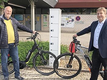 Bürgermeister Gerald Brehm drehte gleich mal eine Runde mit dem neuen E-Bike.