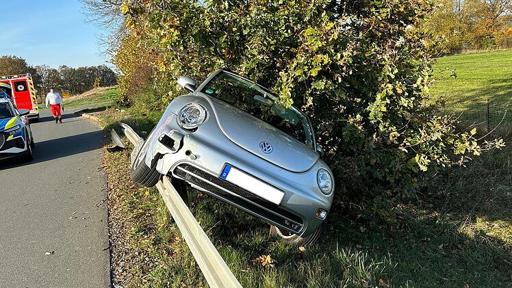 77-Jährige landet auf Leitplanke - Verletzt wurde sie dabei nicht