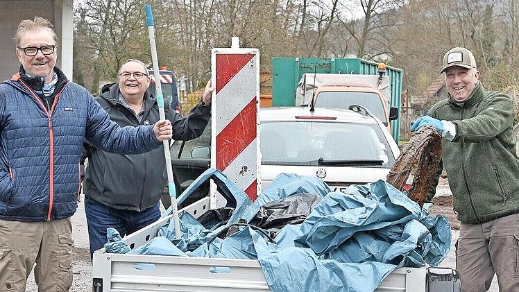Gew&auml;sserwart Michael Kramer (von links), Vorsitzender Armin Sauermann und Stefan H&uuml;fner sind hier mit einem Teil des entlang der Sinn gesammelten M&uuml;lls zu sehen.  
