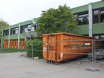 Bei den Bauarbeiten im Bereich der Kreisbibliothek sind Probleme aufgetaucht. Deshalb findet nun eine Generalsanierung statt.