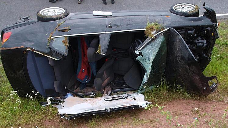 Der Unfall-BMW landete nach mindestens einem Überschlag auf der Beifahrerseite.