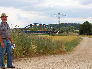 Heinrich Schnapp will sein Grundstück nicht verkaufen, damit dort ein Radweg bei Unterzettlitz (Bad Staffelstein) entstehen kann. Er schlägt den Weg entlang der Flutmulde als Alternative vor.  Fotos: Sebastian Martin