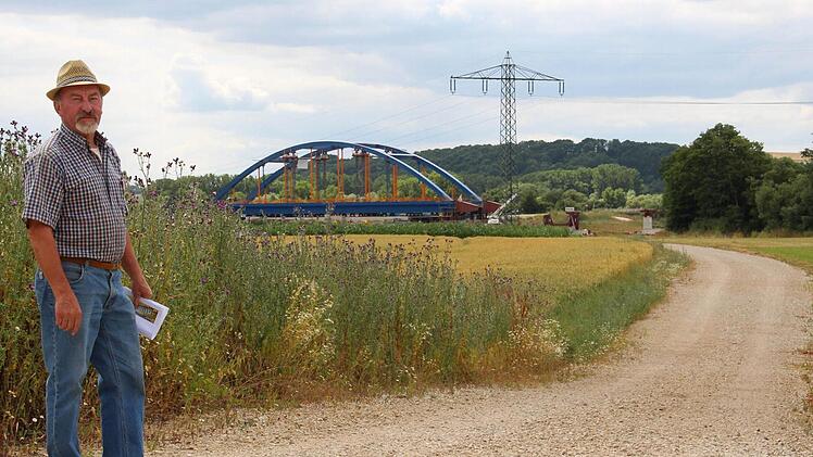 Heinrich Schnapp will sein Grundstück nicht verkaufen, damit dort ein Radweg bei Unterzettlitz (Bad Staffelstein) entstehen kann. Er schlägt den Weg entlang der Flutmulde als Alternative vor.  Fotos: Sebastian Martin