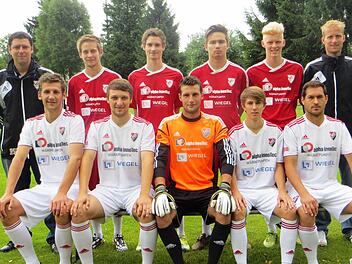 Die Neuzugänge des Absteigers ASV Hollfeld. Hinten, von links: Torwarttrainer Thomas Bornschlegel, Christopher Schmitt, Lukas Grasser, Philipp Dall, Max Geßlein, Spielertrainer Michael Taschner sowie (vorne, von links) Johannes Schatz, Jonas Grasser, Benjamin Schatz, Tom Schindler, Manuel Mezger. Foto: Harald Hoch