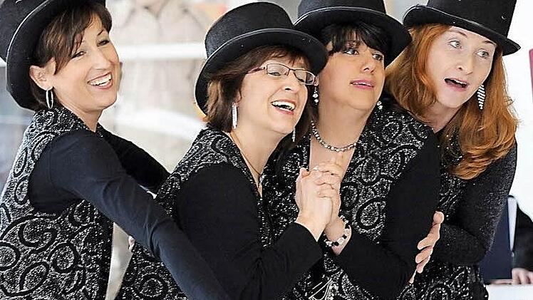 Die Gruppe "Swinging Ladies and the pianoman" gibt während der Quellentage 2015 am 1. Mai in Bad Bocklet ein Konzert.  Foto: Swinging Ladies