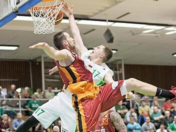Andi Obst wird zieht energisch zum Brett und wird vom Chemnitzer Hendrik Bellscheidt beim Korbleger hart gefoult.  Foto: Kilian Schmitt