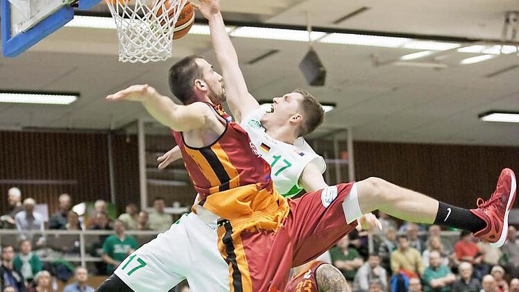 Andi Obst wird zieht energisch zum Brett und wird vom Chemnitzer Hendrik Bellscheidt beim Korbleger hart gefoult.  Foto: Kilian Schmitt
