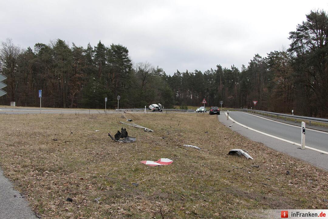 Fahrzeug rammt Verkehrsschild und landet auf Gegenfahrbahn